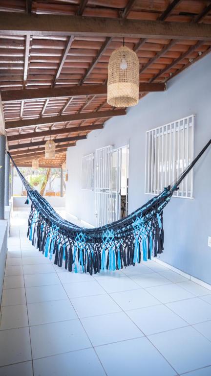 a hammock in the middle of a room at Casa Bosque da Serra in Crato