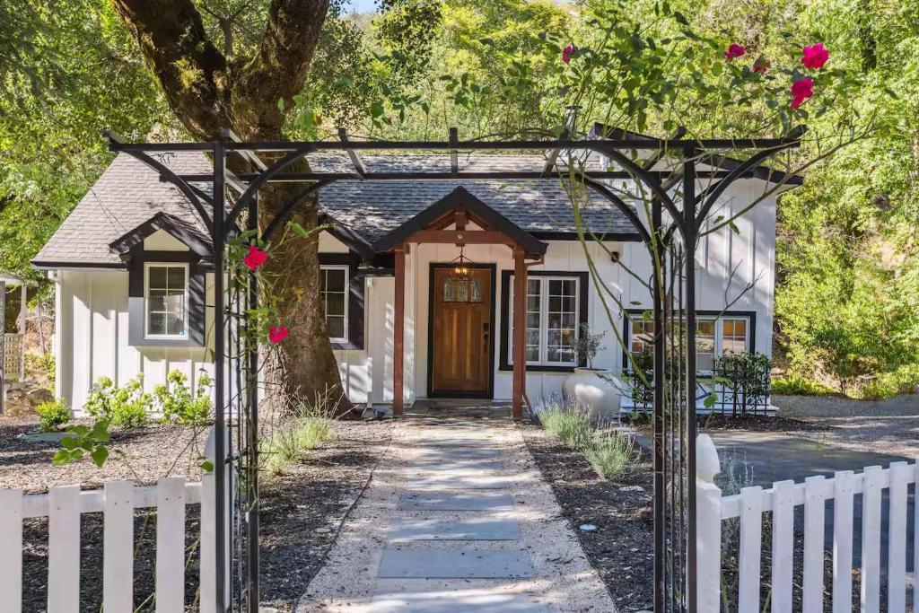 Κήπος έξω από το Modern Organic Home with Backyard Creek near State Park