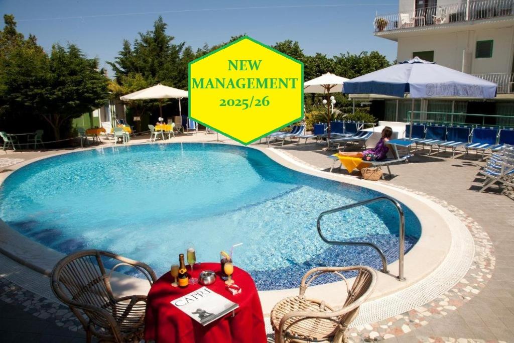 La pileta dentro o cerca de Hotel Carmencita