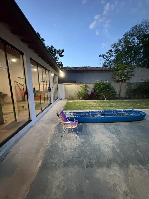 a blue kayak and a chair next to a building at Casa Paraty espaçosa próximo ao centro histórico in Paraty