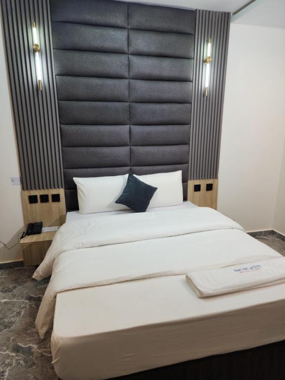 Ένα ή περισσότερα κρεβάτια σε δωμάτιο στο The Adeza