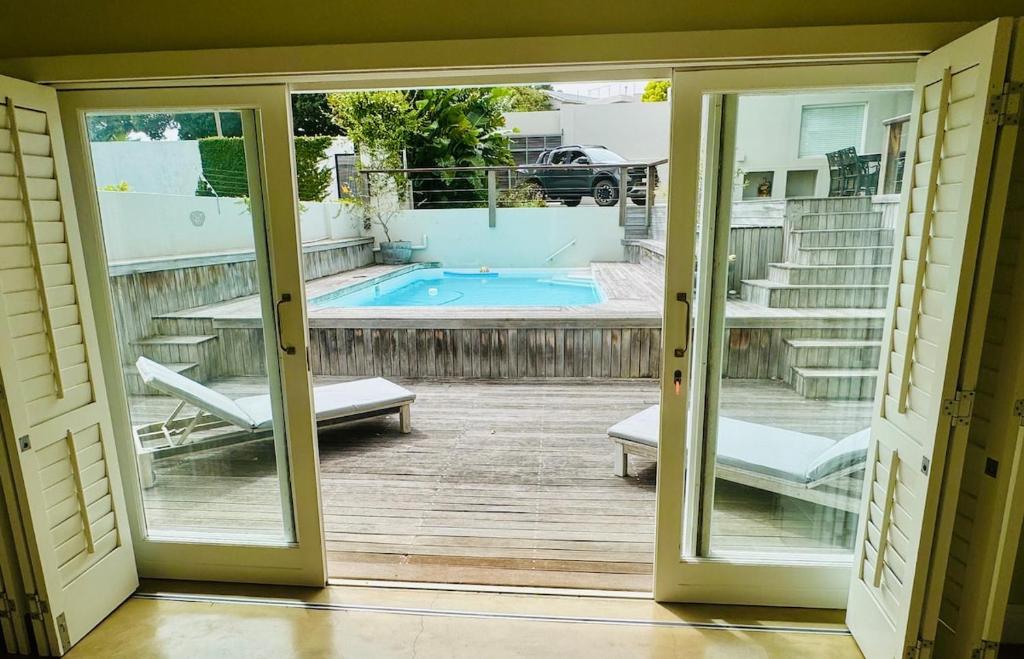 Πισίνα στο ή κοντά στο Stunning bungalow just off Robberg