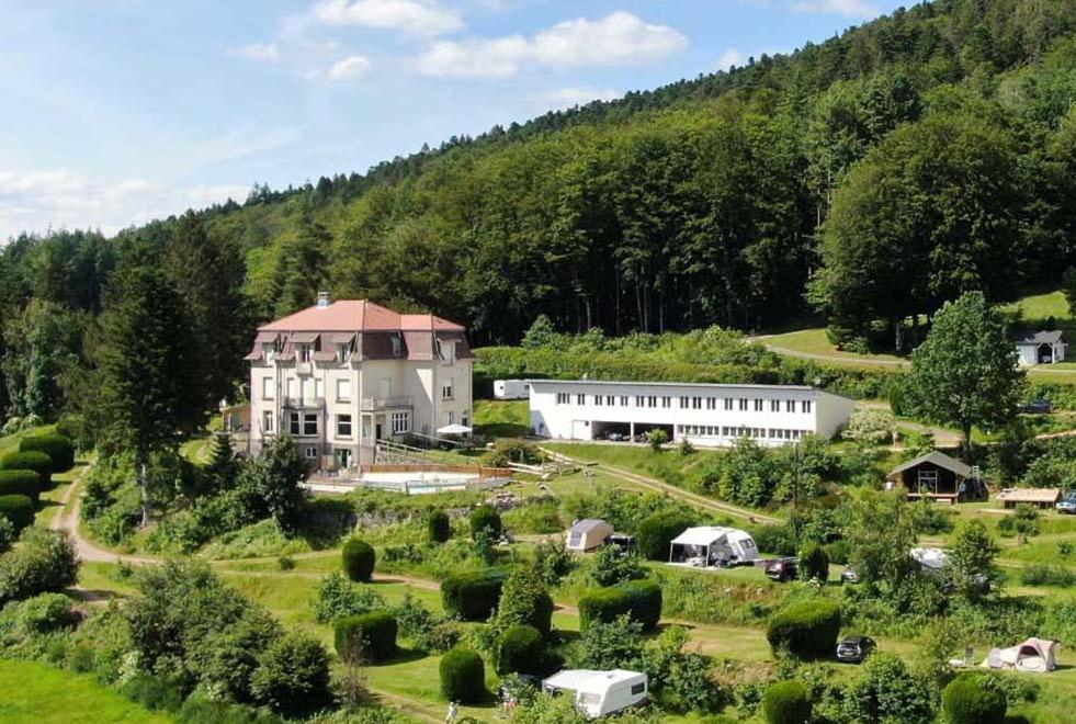 een luchtzicht op een groot gebouw in een veld bij Camping du Château in Granges-sur-Vologne
