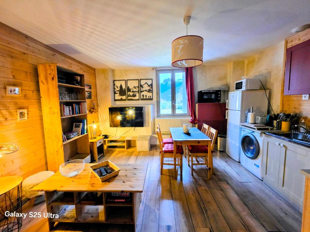 Kuchyň nebo kuchyňský kout v ubytování Le petit coin au bord du lac