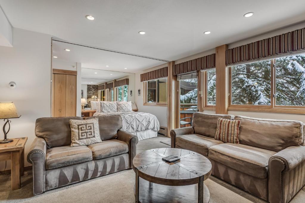 Posezení v ubytování Laurelwood Condominiums 307