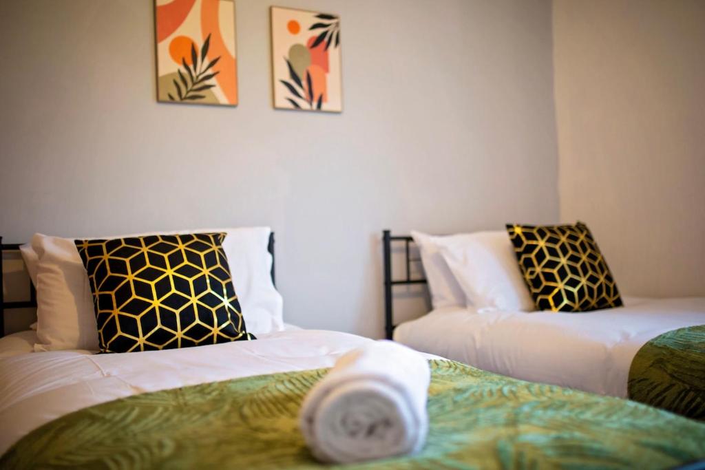 een kamer met 2 bedden en 2 kussens bij Long Barn House - Andover in Enham-Alamein