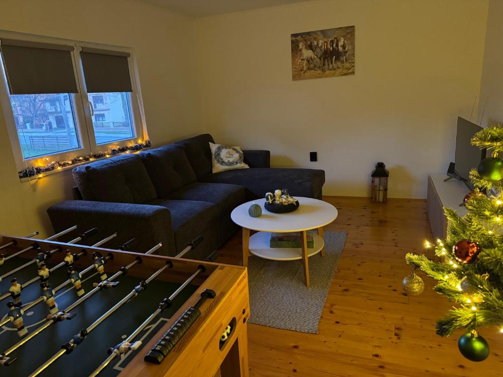 un soggiorno con divano e albero di Natale di Sweet stay by Deda Ferda a Draganići