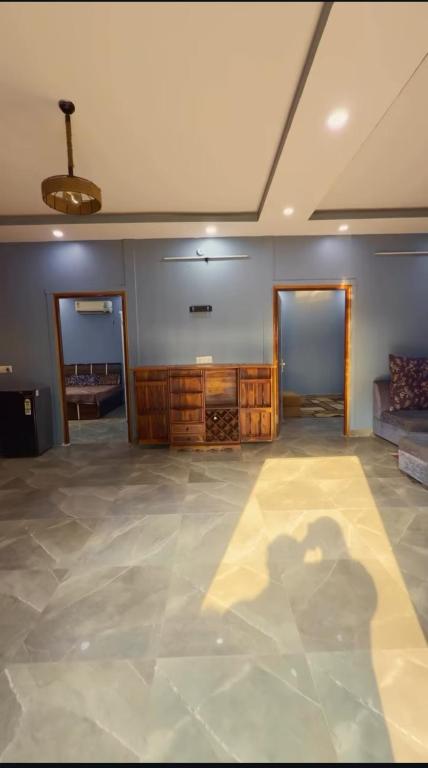 诺伊达DM Farmhouse的配有沙发和桌子的大客厅