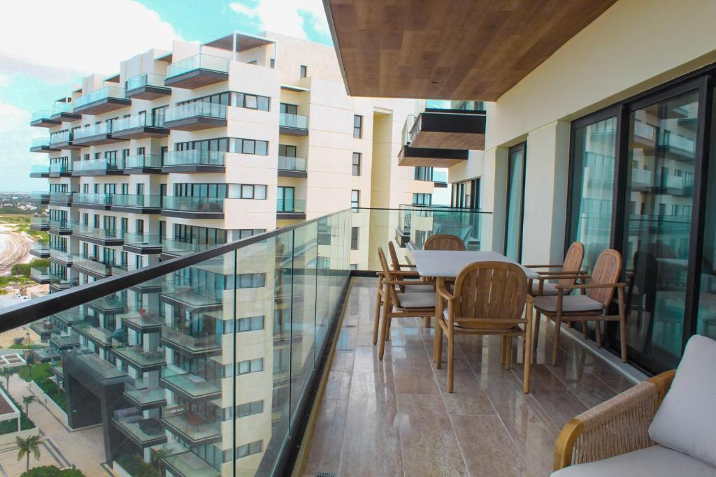 een balkon met een tafel en stoelen en een gebouw bij Creta Luxury Apartment, dining, fitness & leisure On-Site in Progreso