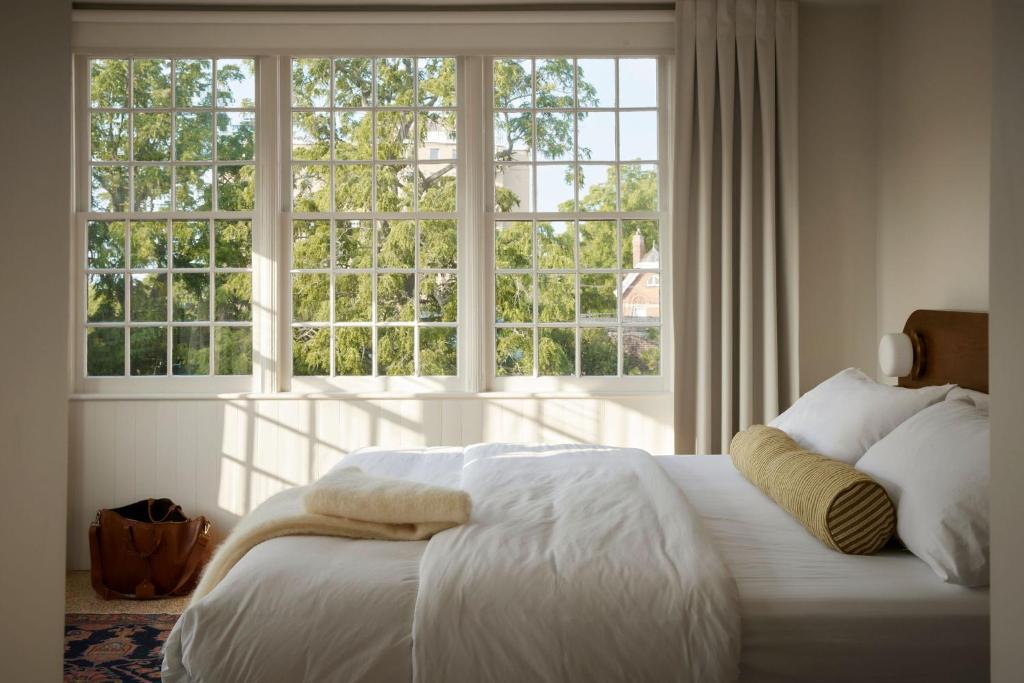 Una cama o camas en una habitación de The Belvedere Hotel & Spa