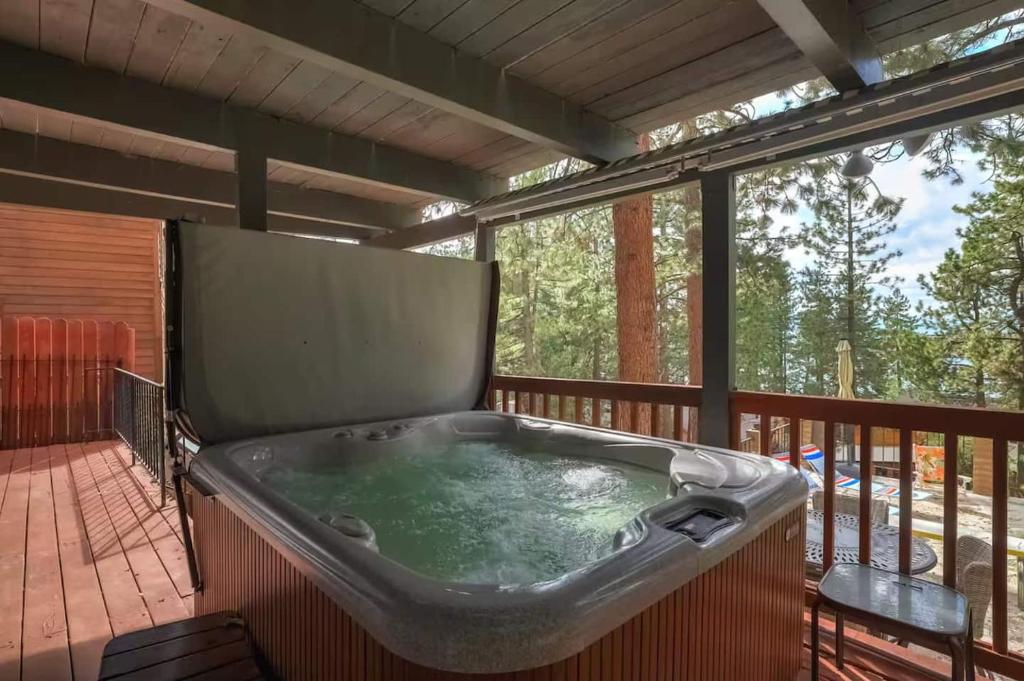 Hot TubSaunaPoolPrivate Beach Tahoe Oasis في Skyland: حوض جاكوزي على السطح.