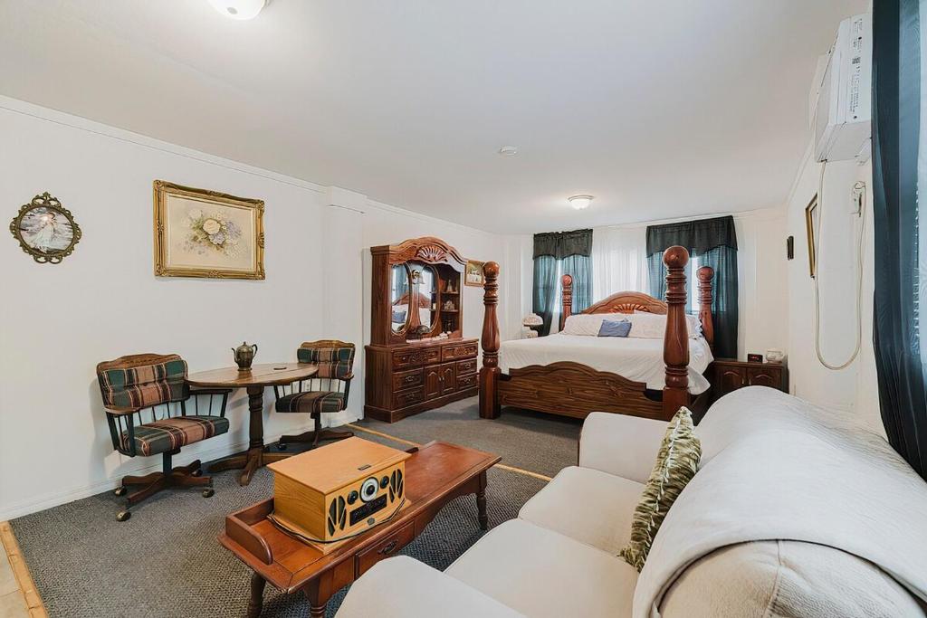 Giường trong phòng chung tại Little red house with vintage, retro feel to it!