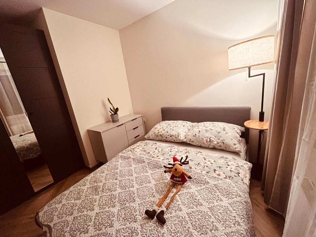 una piccola camera da letto con un letto con un animale di peluche di Czapla Siwa Sole Mare a Kąty Rybackie