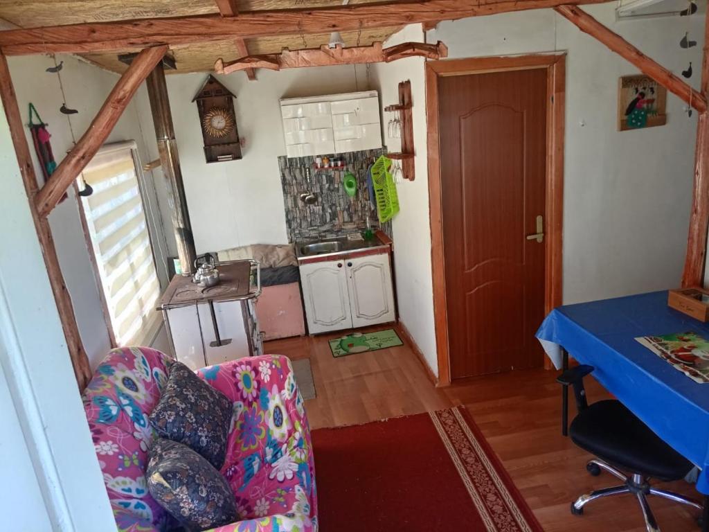 una cucina con un divano e un tavolo in una stanza di Cabaña carmen velasquez a Pargua