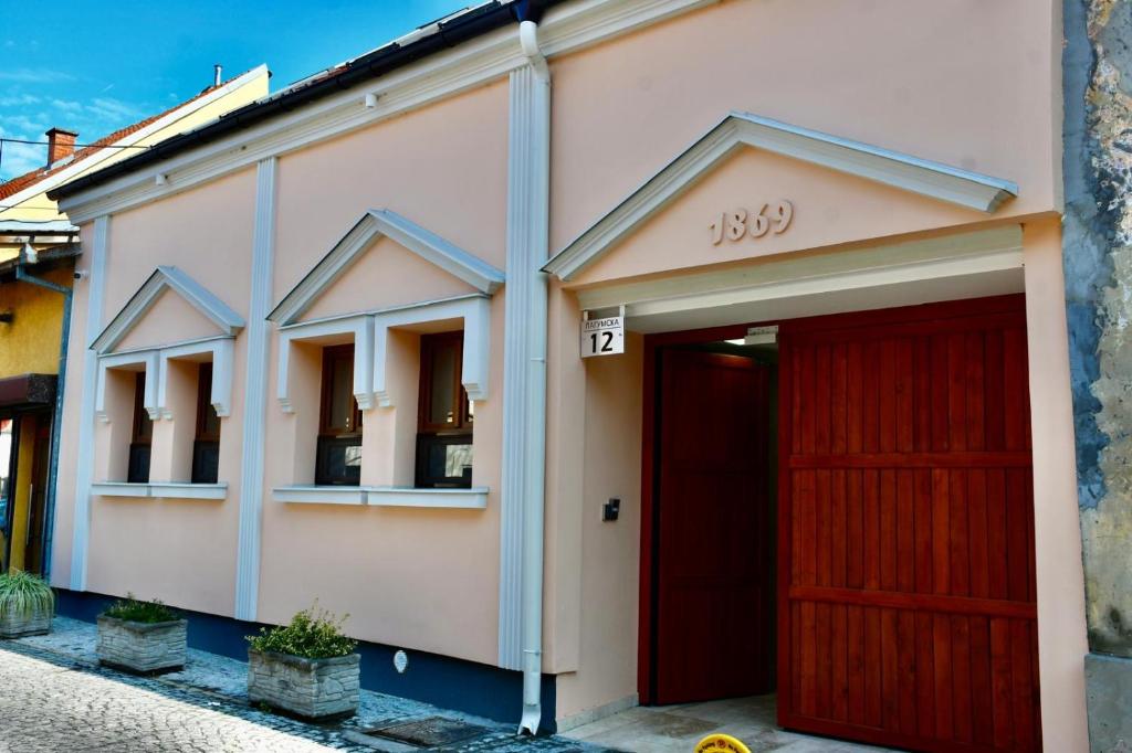 Το κτήριο όπου στεγάζεται  ο ξενώνας