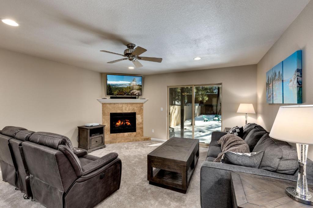 ein Wohnzimmer mit Sofa und Kamin in der Unterkunft Meadow Chalet townhouse in South Lake Tahoe