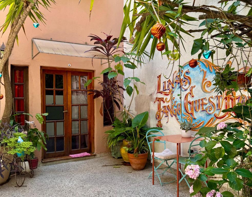 Lina's Tango Guesthouse في بوينس آيرس: منزل عليه لافته
