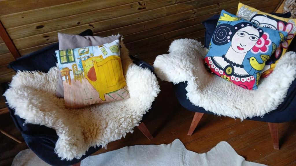 Uma área de estar em Chalé romântico com hidro, lareira e churrasqueira na Serra