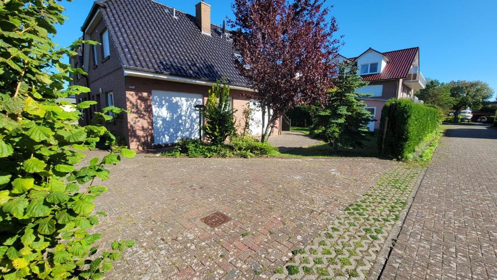 una casa con un vialetto di mattoni davanti di Ferienhaus Windland a Hof Dranske