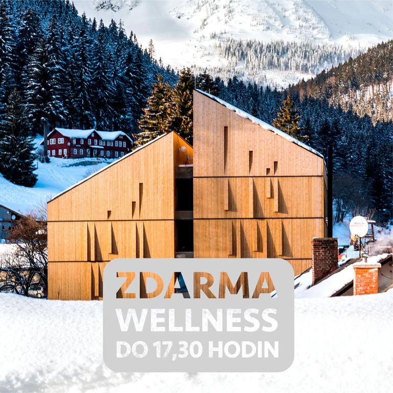 派克波特斯耐兹库HOTEL PECR DEEP的雪中木结构建筑,带有文字沙尔马健康