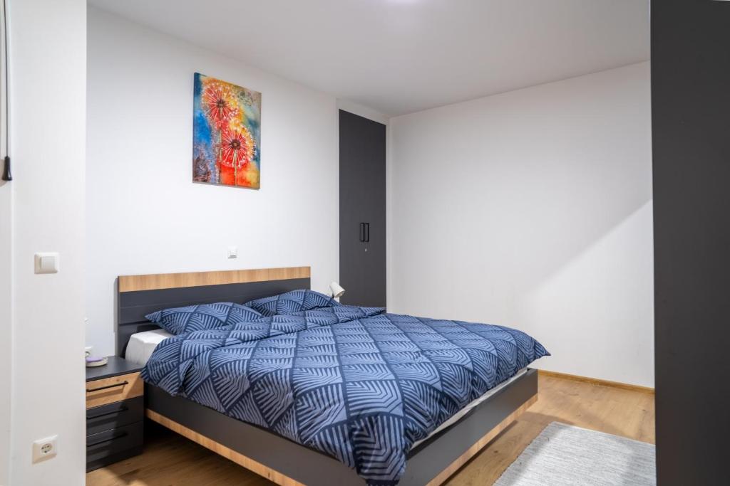 Un dormitorio con una cama con un edredón azul. en Apartment Znaor, en Kupres