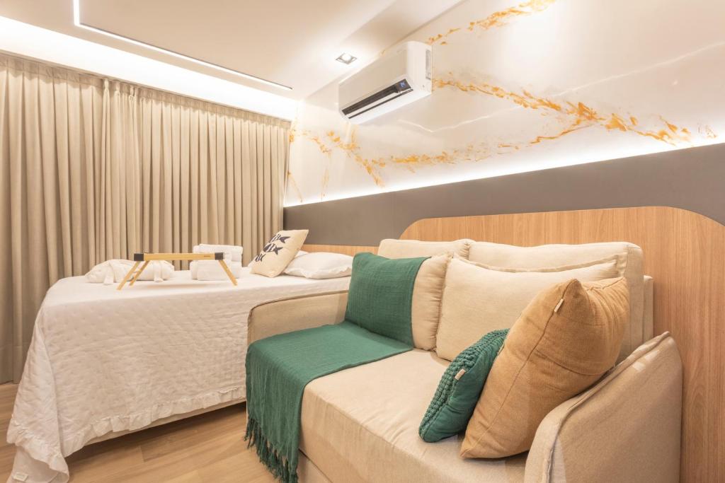 ein Hotelzimmer mit zwei Betten und einem Stuhl in der Unterkunft Bless Hospedagem Flat beira mar de Cabo Branco in João Pessoa