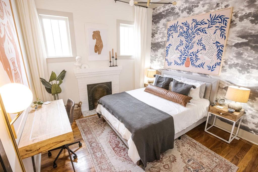 Un dormitorio con una cama y una chimenea. en Downtown Lafayette Gem-1BR House with Free Parking, en Lafayette