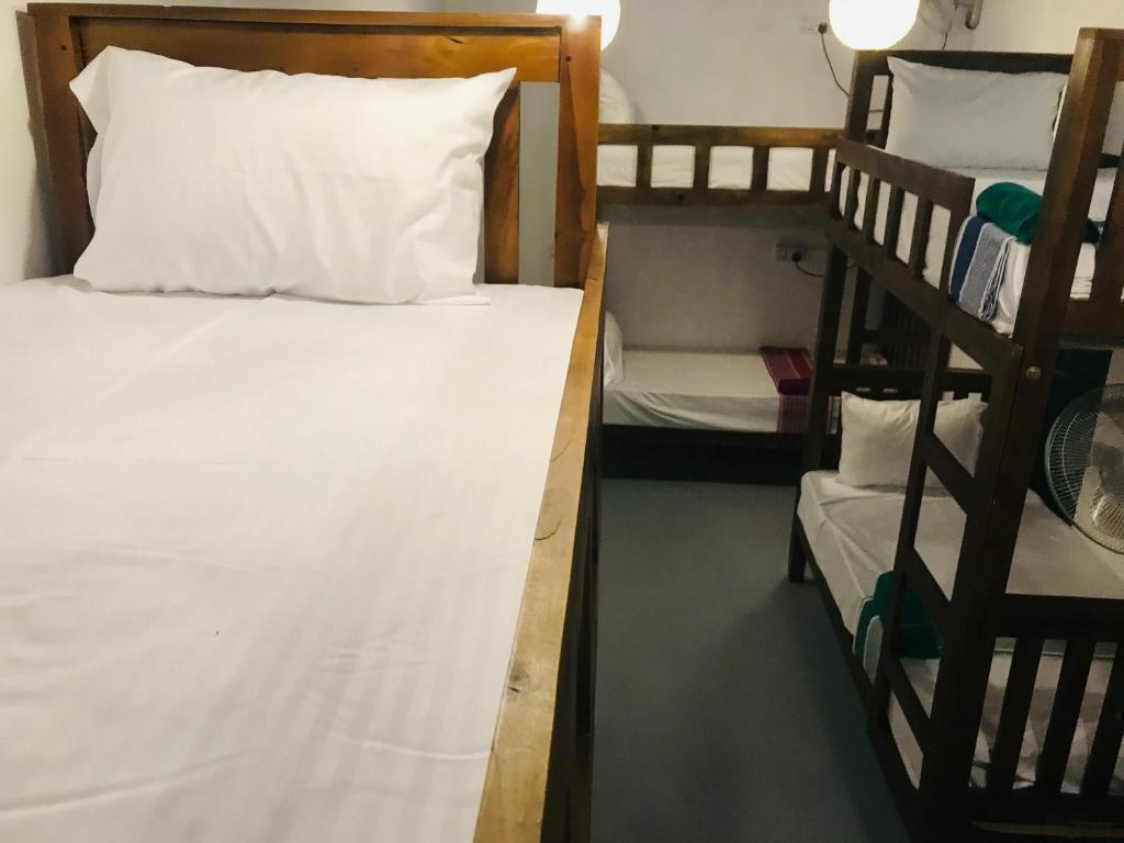 Uma cama ou camas num quarto em Tharurashmi Sea Pond Villa & Hostel, Dikwella