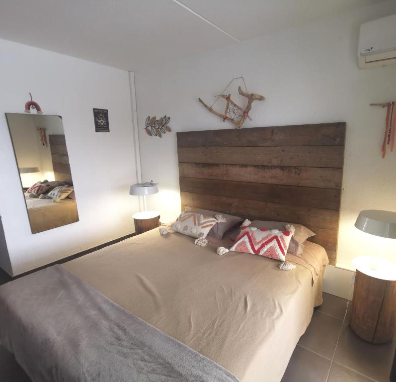 Ένα ή περισσότερα κρεβάτια σε δωμάτιο στο Ti Kaz Dorée Marine 5