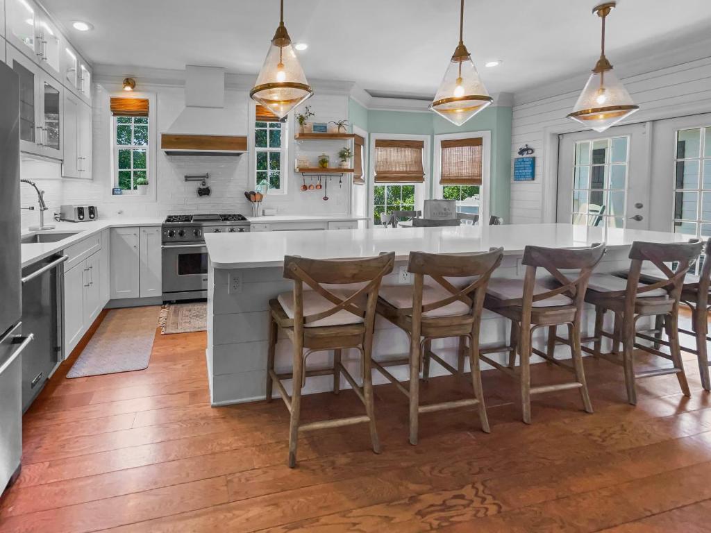 Nhà bếp/bếp nhỏ tại Sand Seair l Private Heated Pool l Bikes and Golf Cart included