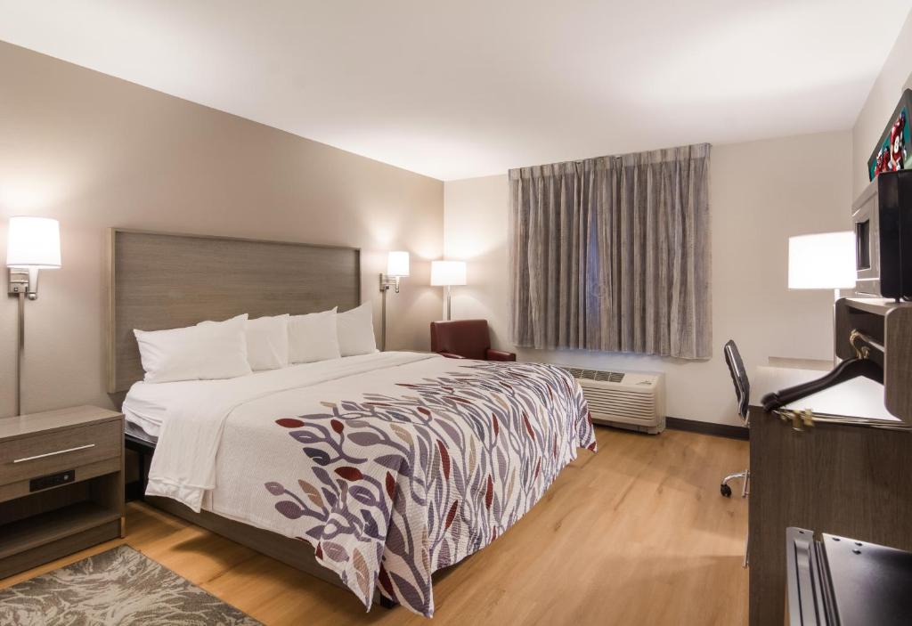 Ένα ή περισσότερα κρεβάτια σε δωμάτιο στο Red Roof Inn & Suites Middleborough