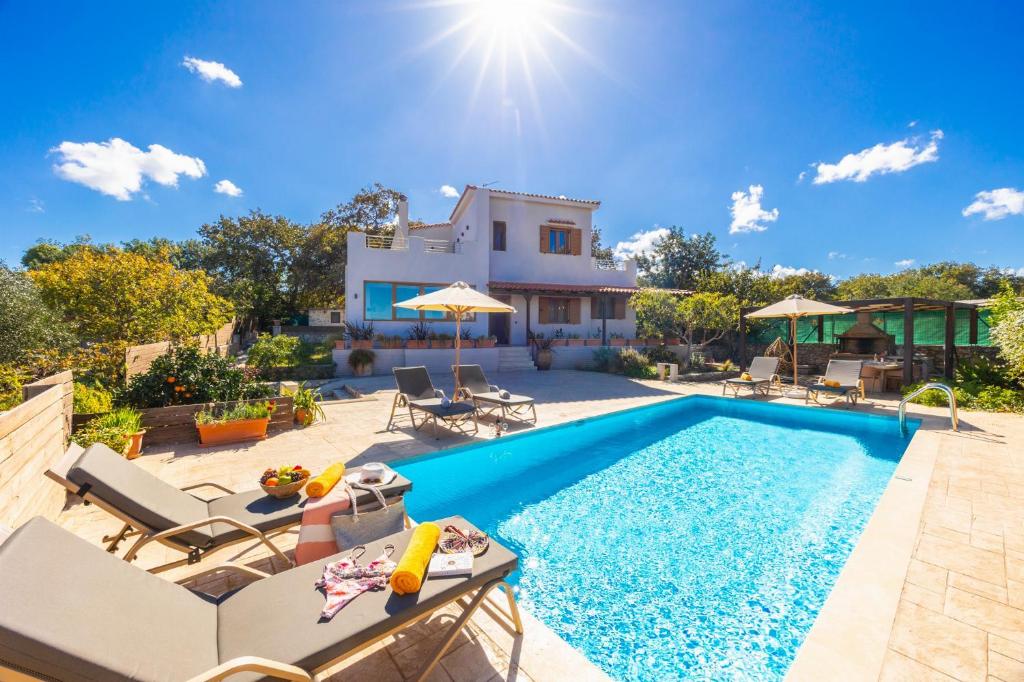 an image of a villa with a swimming pool at Villa Aspa in Prinés