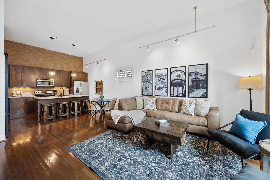 una sala de estar con un sofá y una mesa en Urban Bourbon Escape - Downtown Louisville Getaway, en Louisville