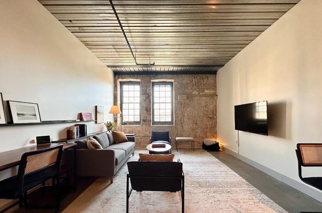 TV a/nebo společenská místnost v ubytování Cozy Double Queen Apartment Close to Fiserv with Parking