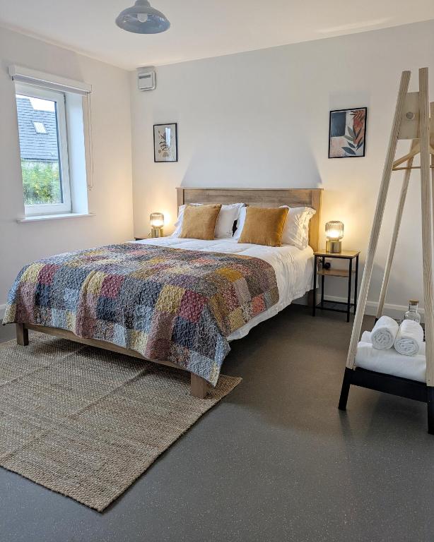 Una cama o camas en una habitación de Trim private rooms