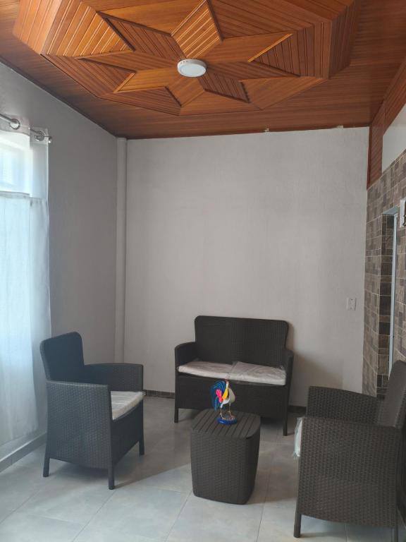 a living room with a couch and a wooden ceiling at beautiful and cozy studio apartment in San Martín