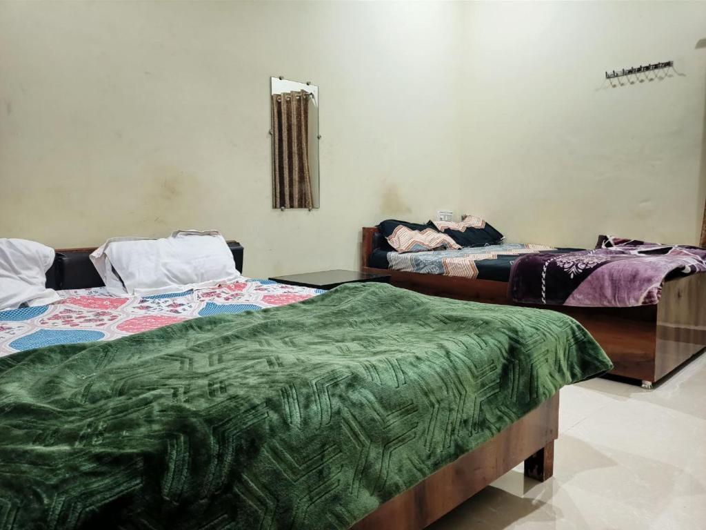 Postel nebo postele na pokoji v ubytování Gajanan Guest House