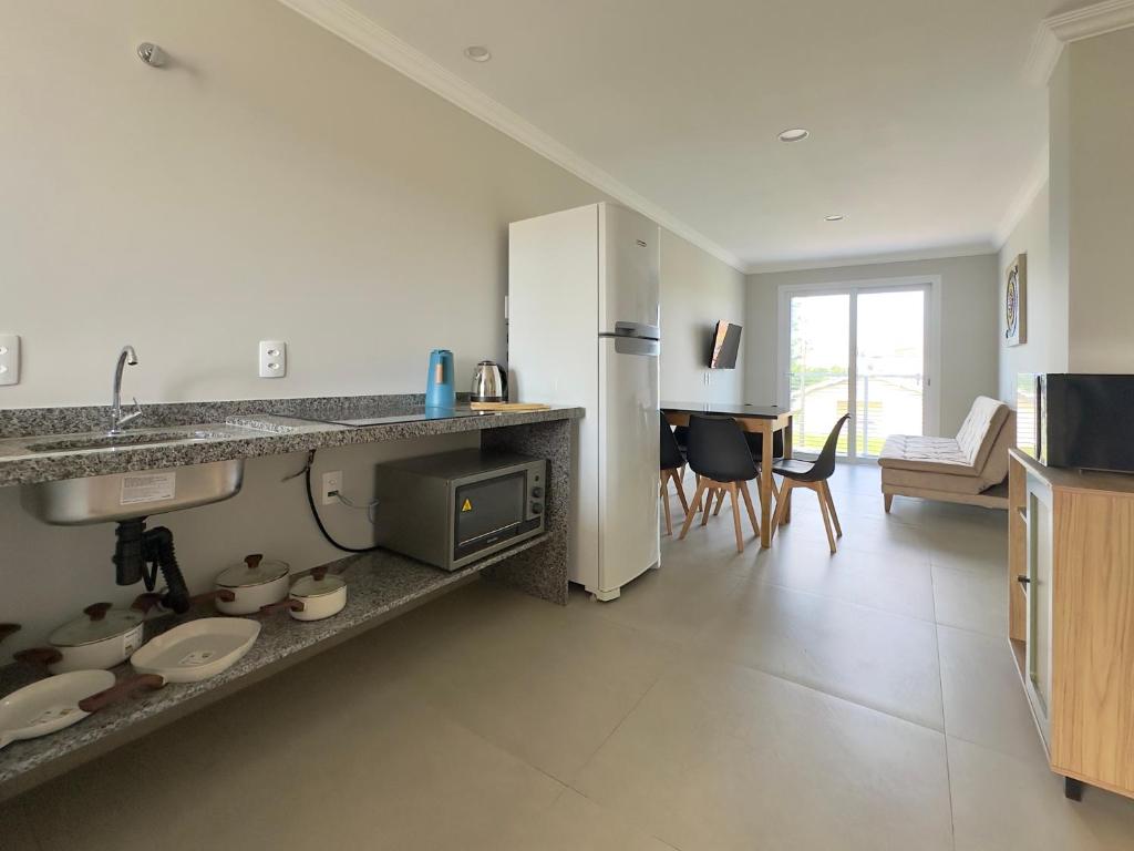 Køkken eller tekøkken på Apê Aconchego - Capri Morada & Mar - Lateral Mar