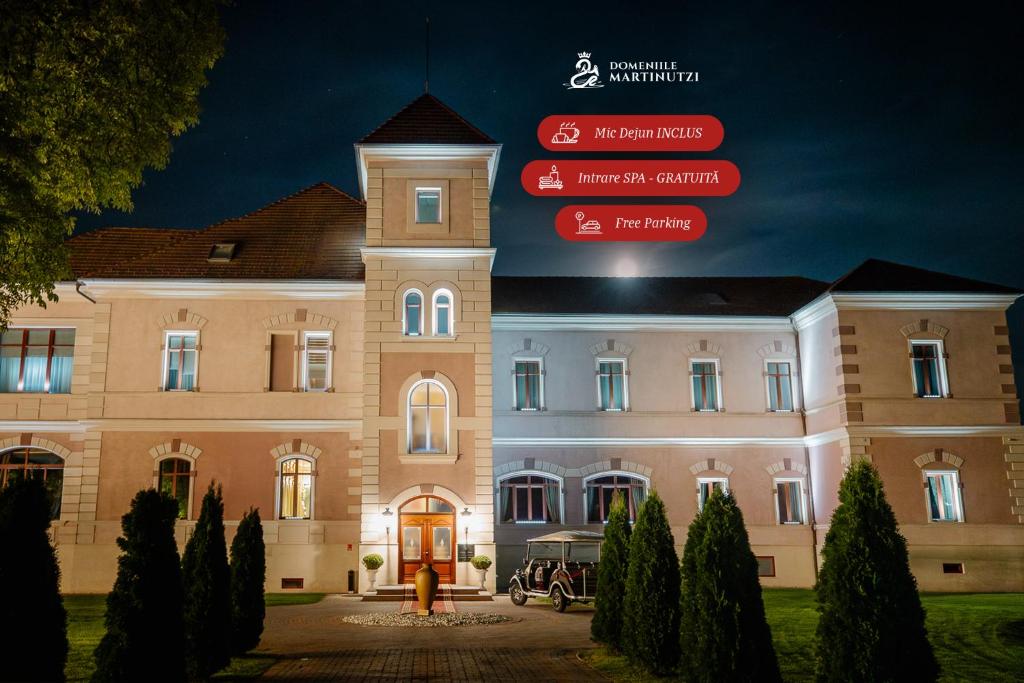 un edificio con un cartel delante en Domeniile Martinutzi - Conac Rhédey, en Vintu De Jos
