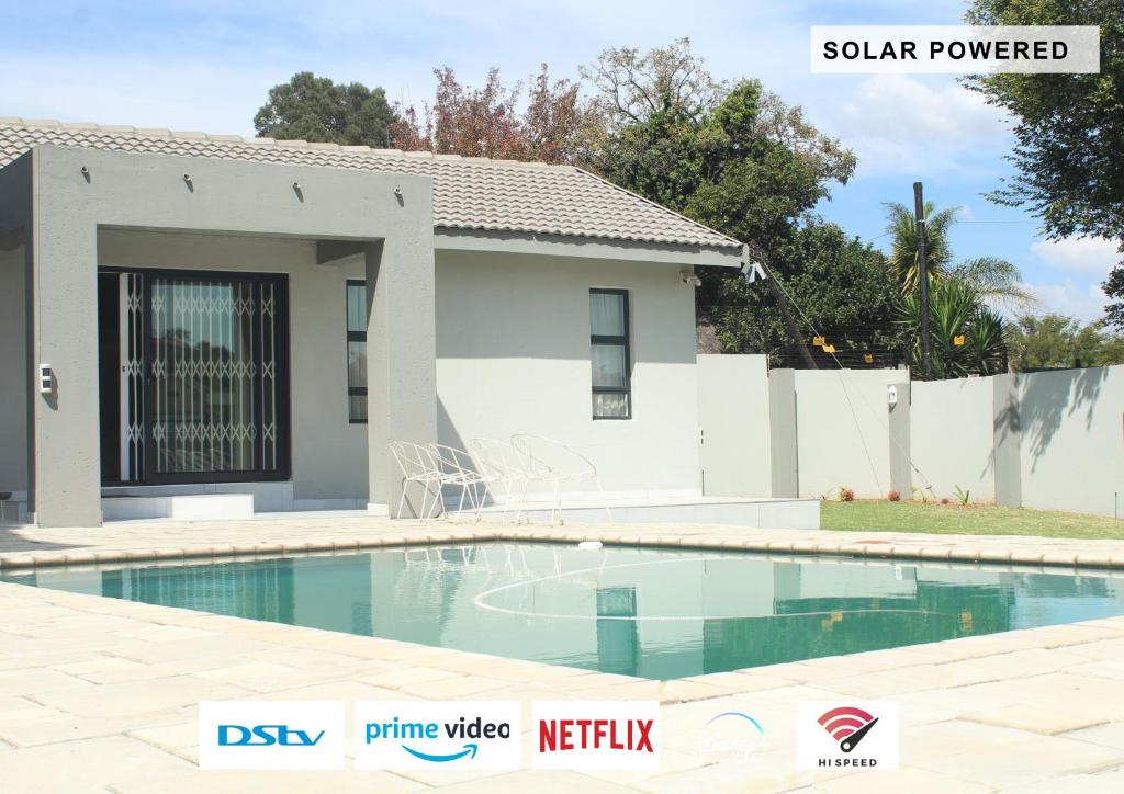 Bazén v ubytování Eunathi Cottage nebo v jeho okolí