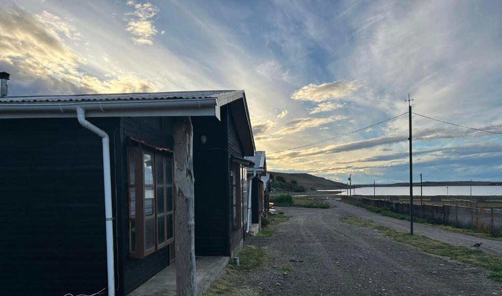 un edificio en un camino de tierra al lado de una calle en Cabañas Hain, en Porvenir