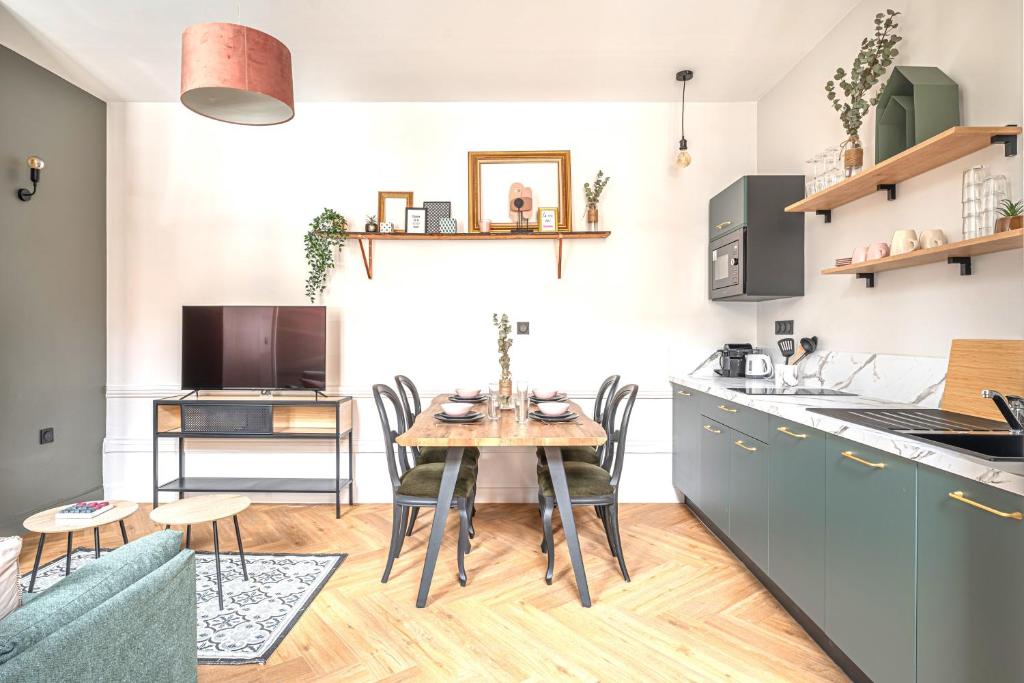 Kuchyň nebo kuchyňský kout v ubytování Le Félix Appart'Hotel, centre ville Romans-sur-Isère