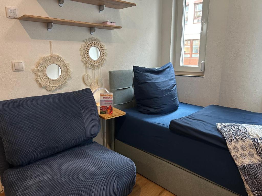 een kamer met een bed, een stoel en een spiegel bij ModernesMiniZimmer-Stadtnah-SelfCheckIn-Parkplatz in Neurenberg