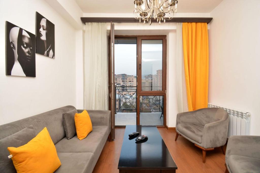 Un lugar para sentarse en Apartments by MR Yeravan in the city centre
