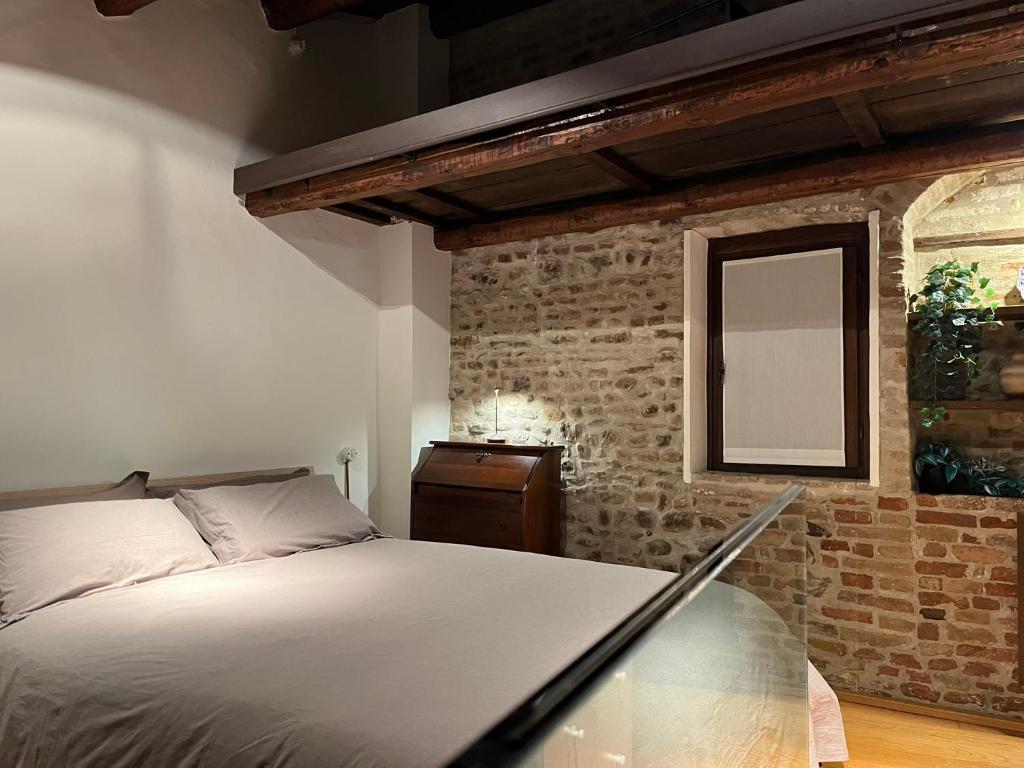 Кровать или кровати в номере Al Paese Vecchio - Boutique house nel cuore del borgo