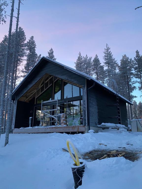 een huis wordt gebouwd in de sneeuw bij Villa Blueberry in Kolari