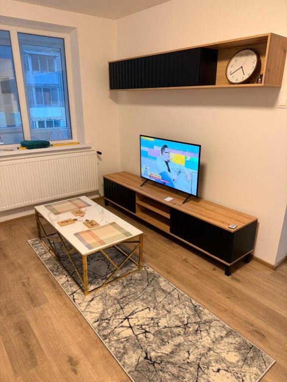 克拉约瓦Ru apartment的带电视和咖啡桌的客厅