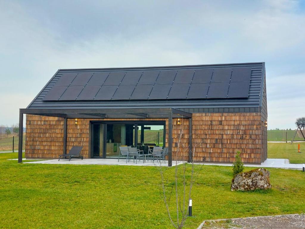 een huis met veel zonnepanelen erop bij Dom w czerni in Górniki