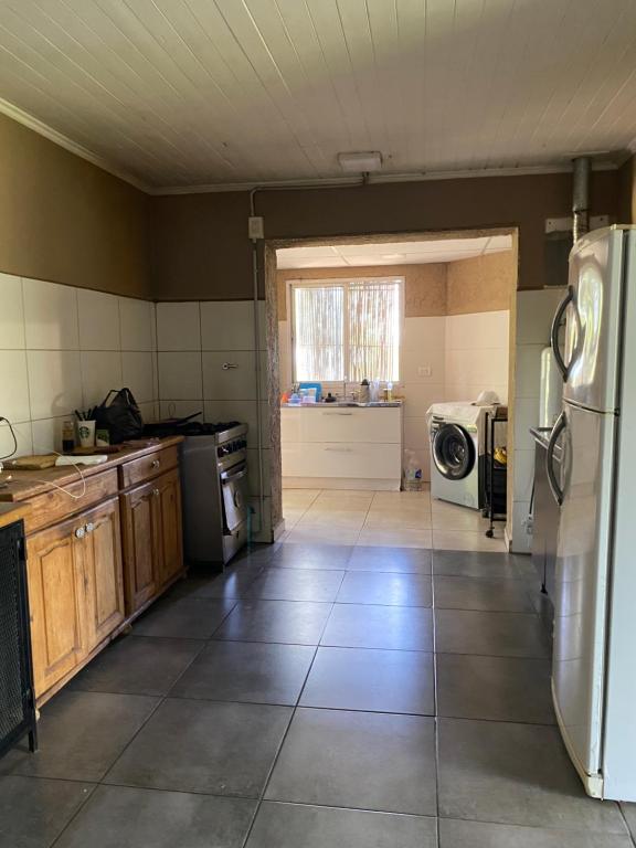 een keuken met een koelkast, een wasmachine en een droger bij Las estrellas in Las Tapias