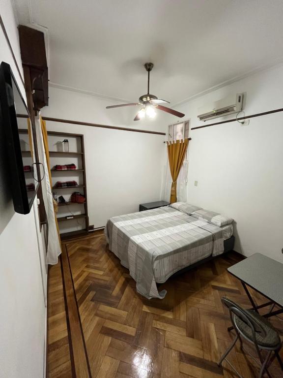 Obelisco Buenos Aires في بوينس آيرس: غرفة نوم بها سرير وتلفزيون